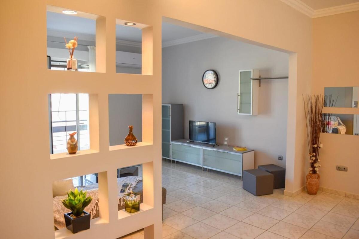 Cozy Flat On The Main Square, 10Min To The Sea Villa Kalamata Bagian luar foto