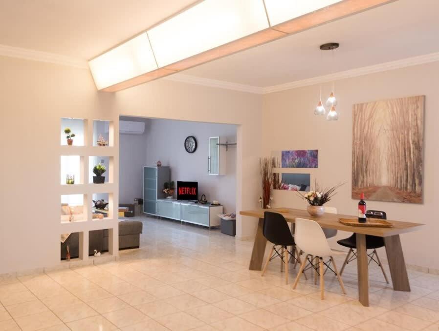 Cozy Flat On The Main Square, 10Min To The Sea Villa Kalamata Bagian luar foto