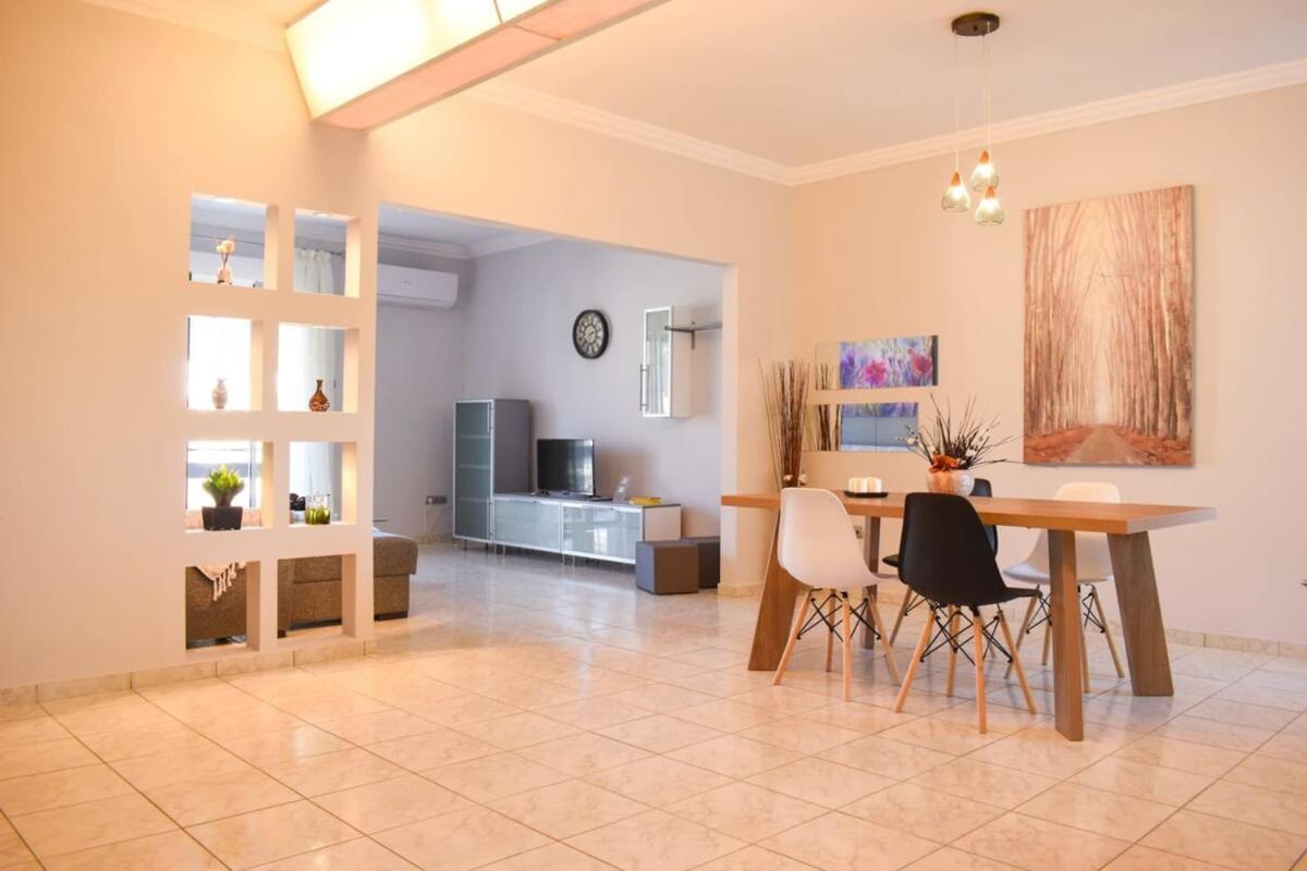Cozy Flat On The Main Square, 10Min To The Sea Villa Kalamata Bagian luar foto